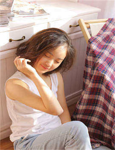 老妇女擦她下面毛茸茸的-看不见的战争